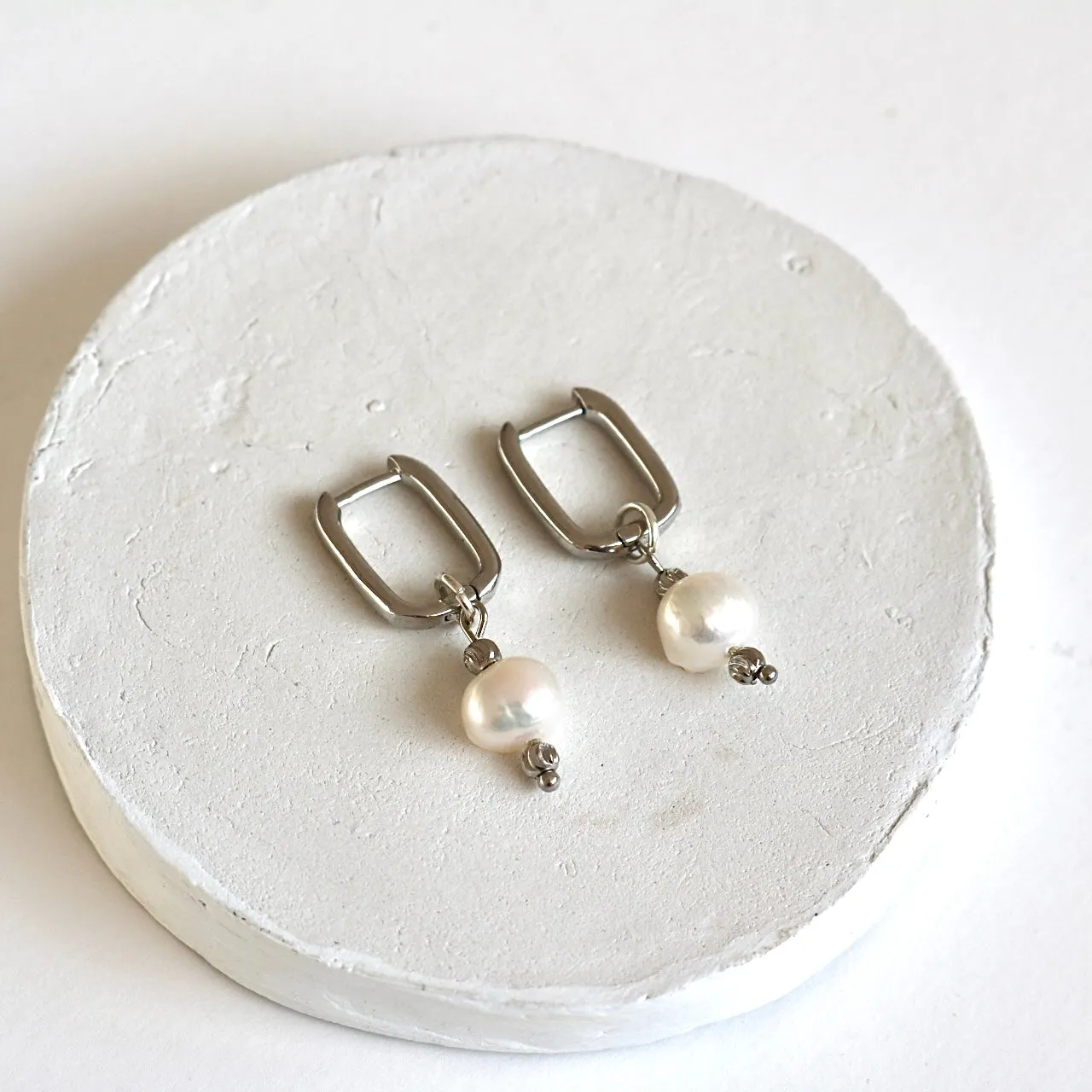 OVAL HOOPS WITH DETACHABLE PEARL IN PLATINUM