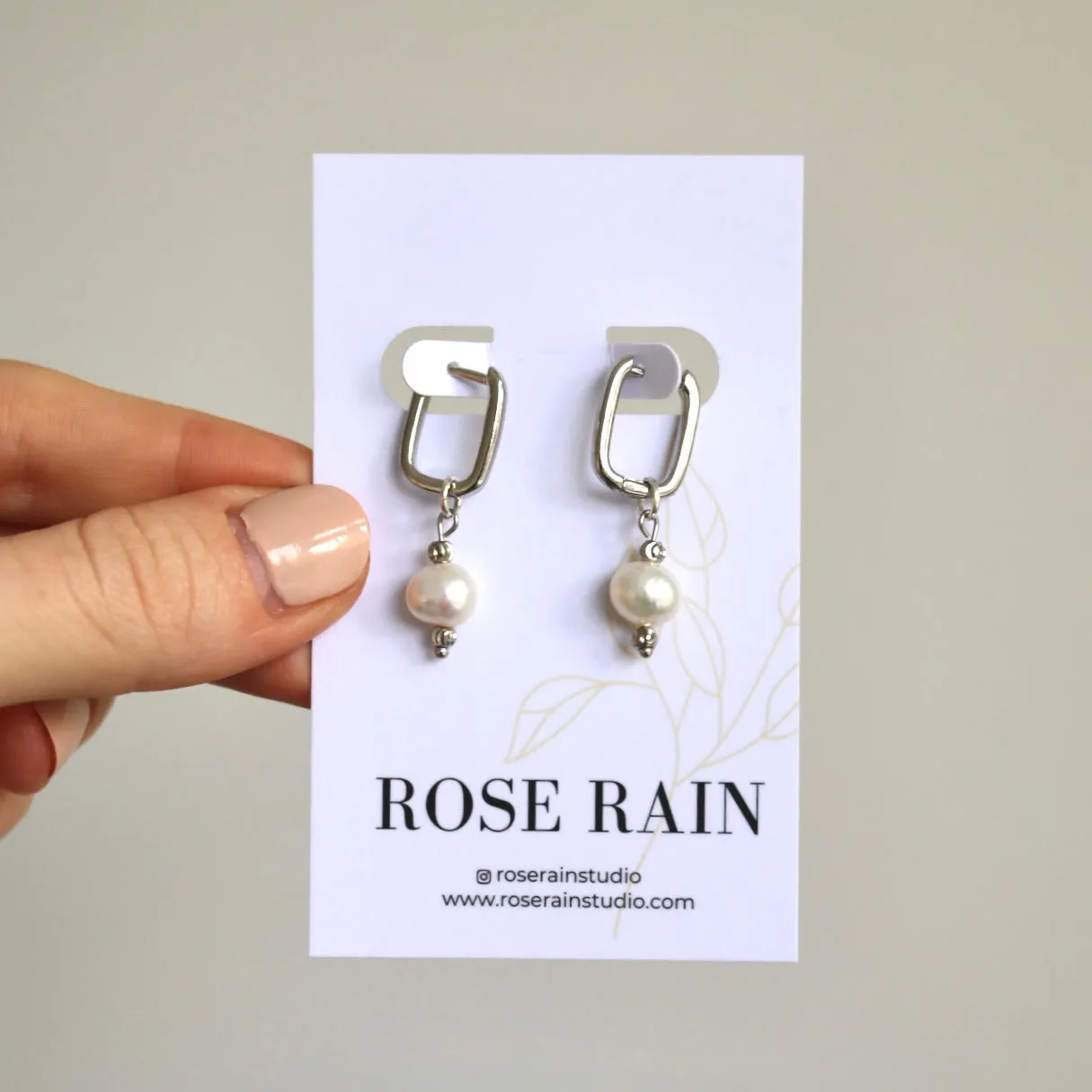 OVAL HOOPS WITH DETACHABLE PEARL IN PLATINUM