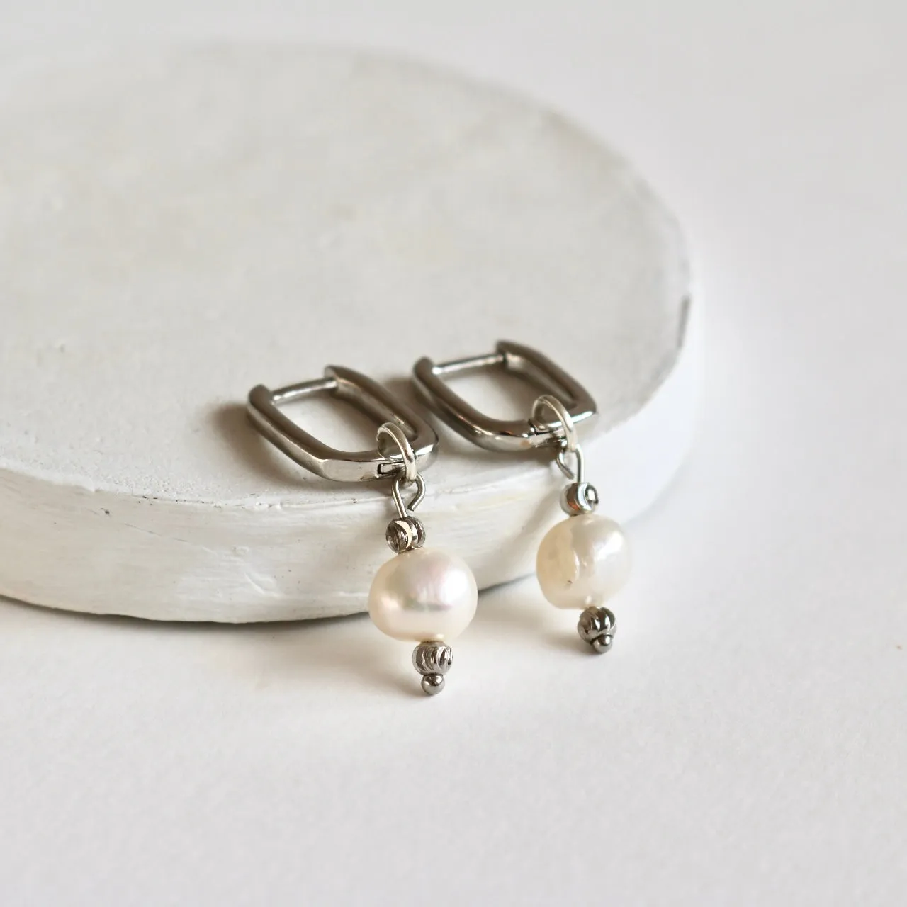 OVAL HOOPS WITH DETACHABLE PEARL IN PLATINUM