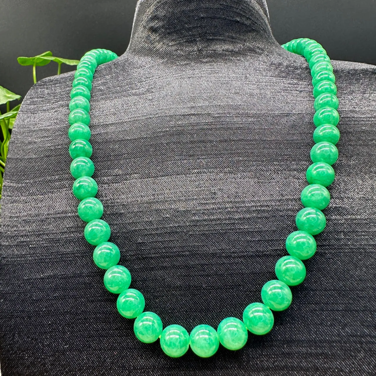 Radiant Opulence: High-End Jadeite Jade Beads Necklace ( Collectibles )